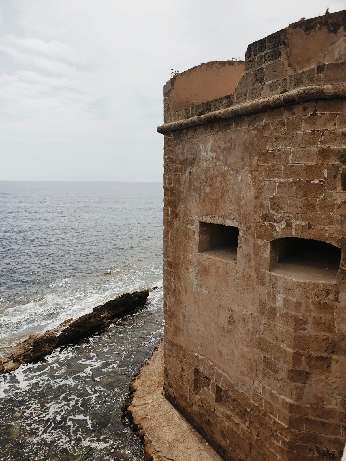 I bastioni di Alghero sul mare