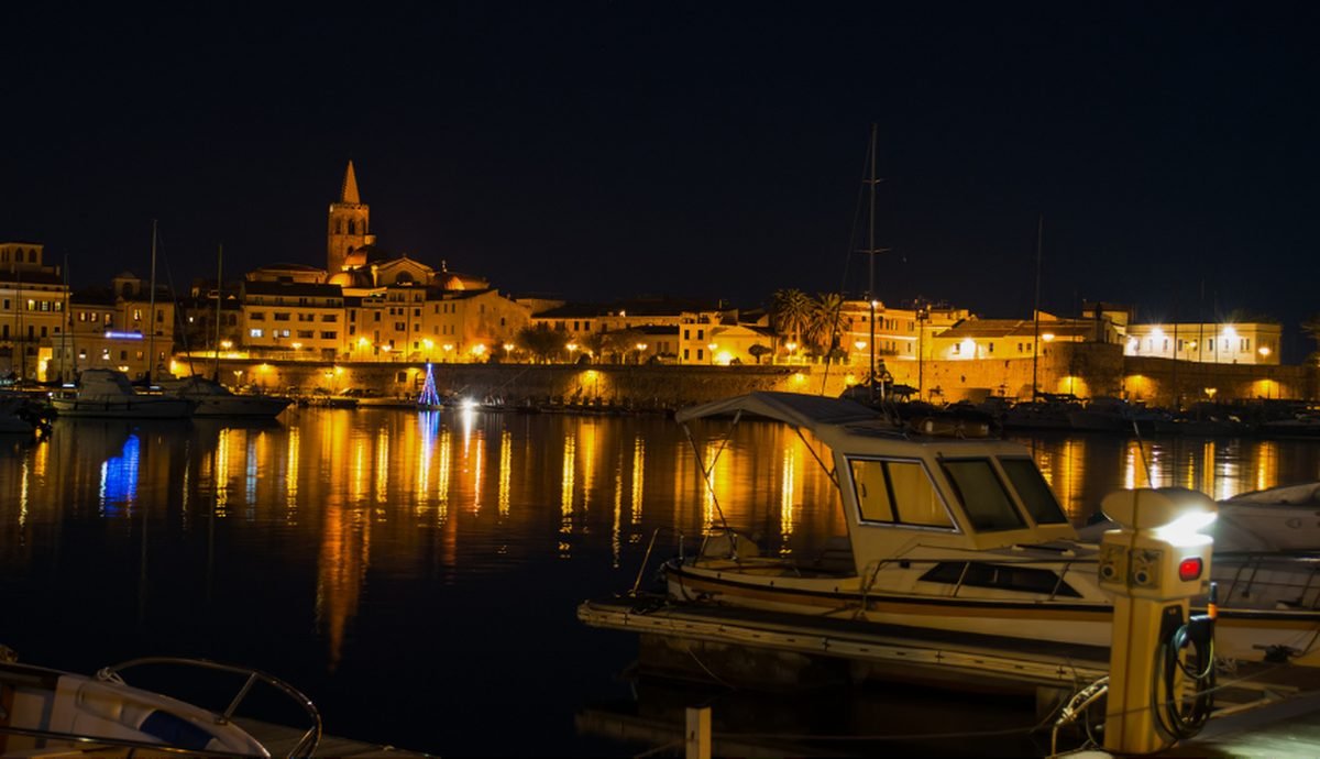 Alghero di notte vista dal porto